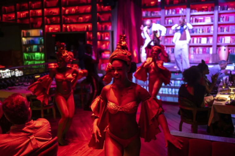 Des danseuses se produisent au restaurant-club The Library à Lagos, le 6 septembre 2025 au Nigeria ( AFP / OLYMPIA DE MAISMONT )