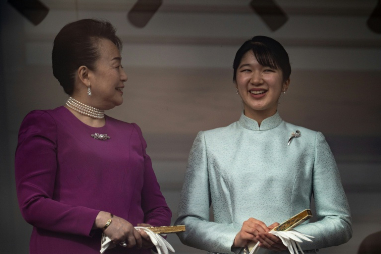 Les princesses Aiko (d) et Nobuko lors de la cérémonie traditionnelle de vœux du Nouvel An de la famille impériale, le 2 janvier 2026 à Tokyo ( AFP / Philip FONG )
