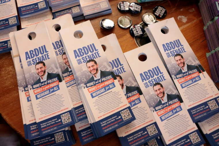 Du matériel de campagne en faveur du candidat démocrate au Sénat américain Abdul El-Sayed, à Détroit, dans l'Etat américain du Michigan, le 3 août 2026 ( AFP / JEFF KOWALSKY )