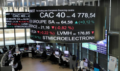 Le cours de l'indice boursier français CAC 40 à la Bourse de Paris, dans le quartier d'affaires de La Défense à Paris