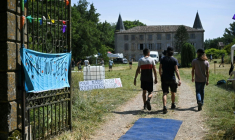 Des militants arrivent au campement de la Zone à défendre (ZAD) installée pour protester contre le projet d'autoroute A69 reliant Toulouse à la ville de Castres, à Maurens-Scopont (Tarn), le 4 juillet 2025 ( AFP / Matthieu RONDEL )