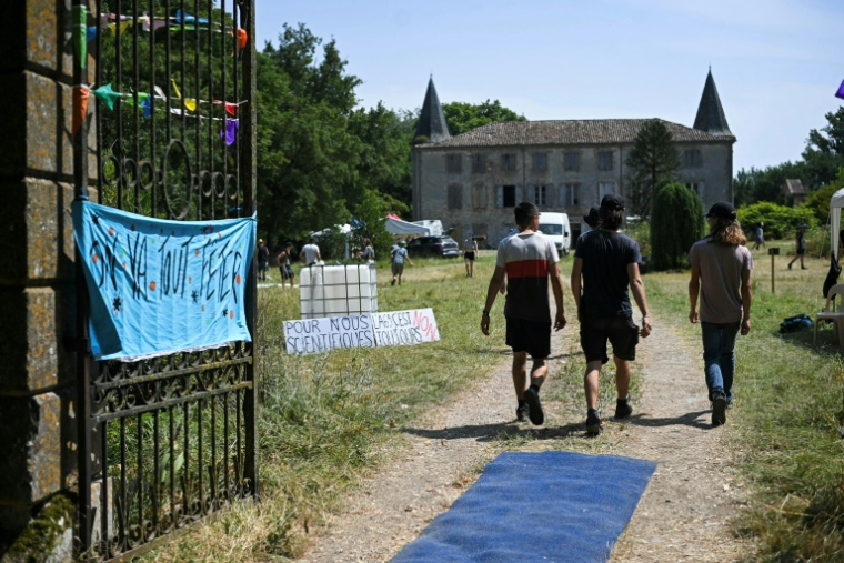 Des militants arrivent au campement de la Zone à défendre (ZAD) installée pour protester contre le projet d'autoroute A69 reliant Toulouse à la ville de Castres, à Maurens-Scopont (Tarn), le 4 juillet 2025 ( AFP / Matthieu RONDEL )