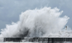 De fortes vagues déferlent le long de la côte à Yilan, alors que le typhon Bavi se dirige vers le nord-est de Taïwan, le 10 juillet 2026 ( AFP / I-Hwa Cheng )