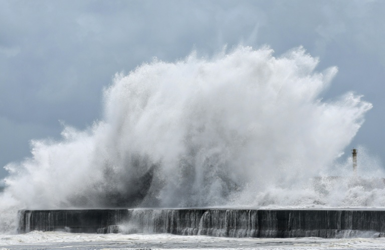 De fortes vagues déferlent le long de la côte à Yilan, alors que le typhon Bavi se dirige vers le nord-est de Taïwan, le 10 juillet 2026 ( AFP / I-Hwa Cheng )