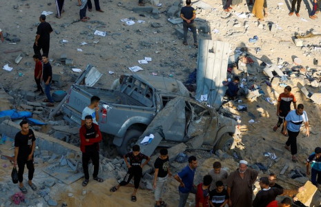 Des Palestiniens à la recherche de victimes après frappes israéliennes à Khan Younis