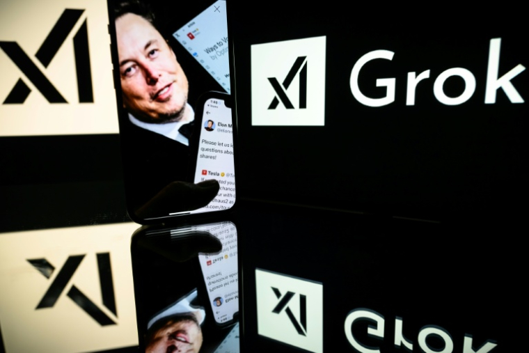 Logo de Grok, l'assistant d'intelligence artificielle (IA) générative, avec son fondateur le milliardaire sud-africain Elaon Musk. ( AFP / Lionel BONAVENTURE )