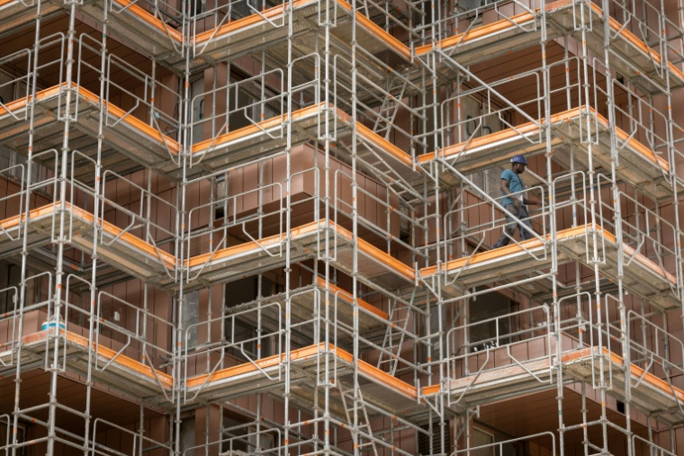 Un ouvrier travaille sur un des immeubles du village olympique pour les JO-2024 à Saint-Ouen, au nord de Paris, le 24 août 2023 ( AFP / ALAIN JOCARD )