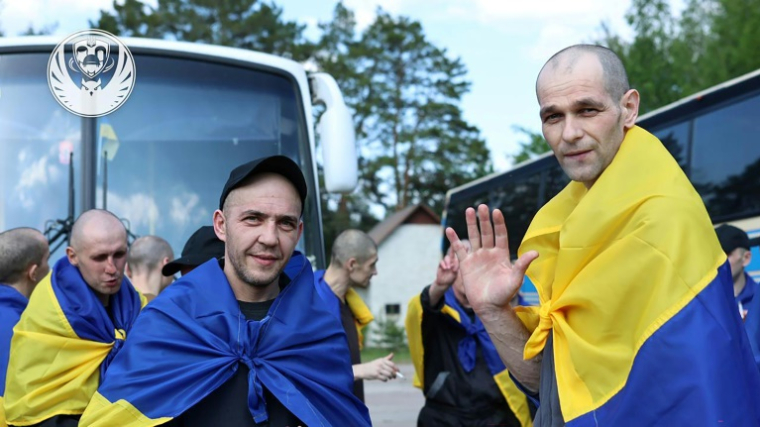 Photo prise et publiée par le Siège de coordination pour le traitement des prisonniers de guerre, le 23 mai 2025, montrant des prisonniers de guerre ukrainiens après leur échange contre des prisonniers russes ( Siège de coordination pour le traitement des prisonniers de guerre / - )