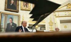 Le président américain Donald Trump s'exprime en présence du patron d'Apple Tim Cook le 6 août 2025 à la Maison Blanche, à Washington ( AFP / Brendan SMIALOWSKI )