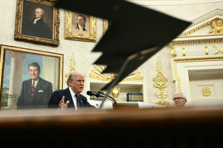 Le président américain Donald Trump s'exprime en présence du patron d'Apple Tim Cook le 6 août 2025 à la Maison Blanche, à Washington ( AFP / Brendan SMIALOWSKI )