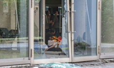 Des éclats de verre jonchent le sol tandis que des évacués se reposent dans un centre d'hébergement aménagé à l'hôtel de ville d'Uki, dans la préfecture de Kumamoto, le 29 juillet 2026, au lendemain du séisme qui a frappé le sud-ouest du Japon ( AFP / Philip FONG )