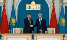 Photo diffusée par la présidence du Kazakhstan le 16 juin 2025 montrant le président chinois Xi Jinping (à gauche) et son homologue kazakhstanais Kassym-Jomart Tokaïev  ( KAZAKHSTAN'S PRESIDENTIAL PRESS SERVICE / Handout )