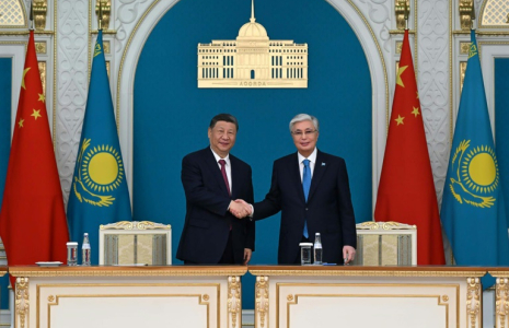 Photo diffusée par la présidence du Kazakhstan le 16 juin 2025 montrant le président chinois Xi Jinping (à gauche) et son homologue kazakhstanais Kassym-Jomart Tokaïev  ( KAZAKHSTAN'S PRESIDENTIAL PRESS SERVICE / Handout )
