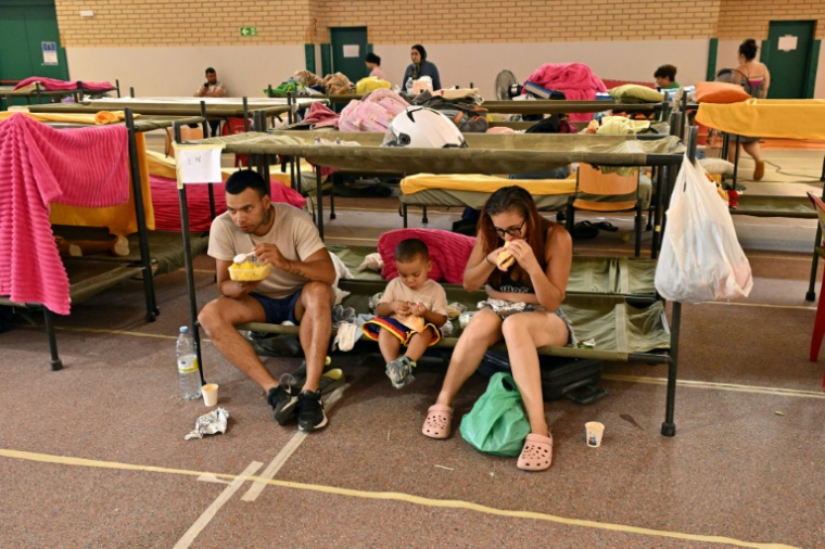 Des personnes évacuées en raison des incendies hébergées dans un gymnase à Villamanta, près de Madrid, le 26 juillet 2025  ( AFP / JAVIER SORIANO )