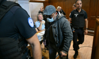 L'accusé Husamettin Dogan arrive au palais de justice de Nîmes pour le procès en appel des viols de Mazan, le 8 octobre 2025 dans le Gard ( AFP / Christophe Simon )