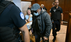 L'accusé Husamettin Dogan arrive au palais de justice de Nîmes pour le procès en appel des viols de Mazan, le 8 octobre 2025 dans le Gard ( AFP / Christophe Simon )