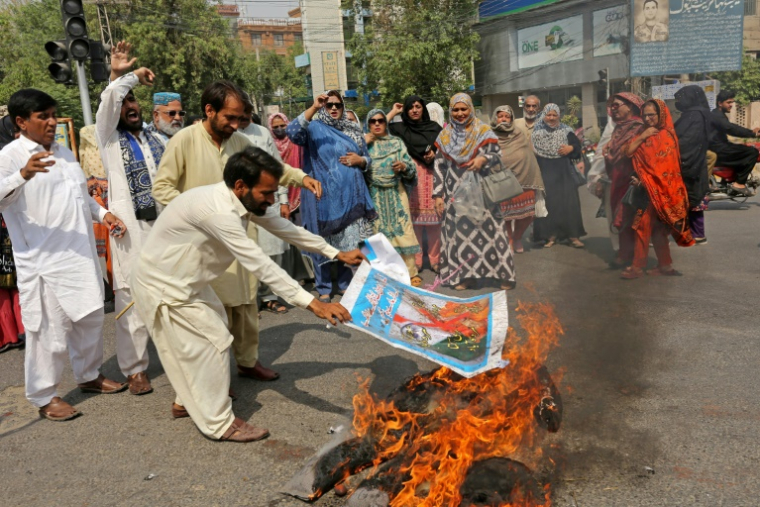Des manifestants brûlent une effigie du Premier ministre indien Narendra Modi lors d'un rassemblement contre l'Inde, le 1er mai 2025 à Multan, au Pakistan ( AFP / Shahid Saeed MIRZA )