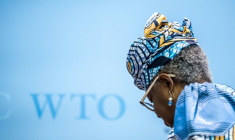 La directrice générale de l'Organisation mondiale du commerce (OMC), Ngozi Okonjo-Iweala, quitte les lieux après le lancement des perspectives du commerce mondial au siège de l'OMC à Genève, le 19 mars 2026 ( AFP / Fabrice COFFRINI )
