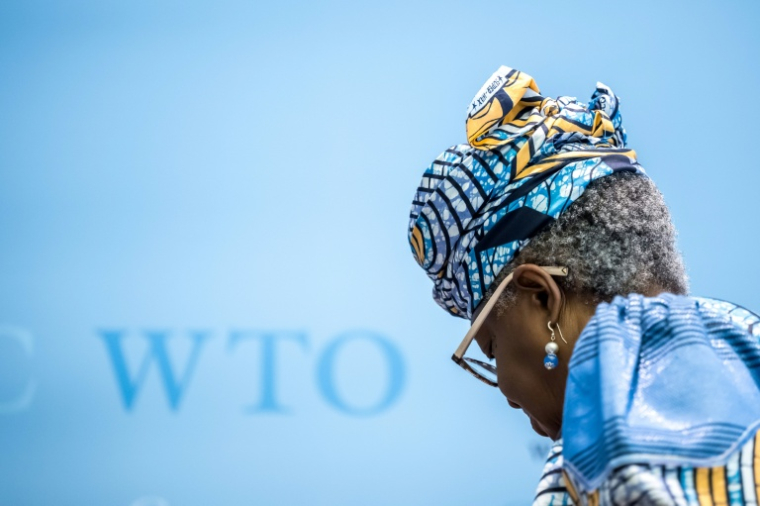 La directrice générale de l'Organisation mondiale du commerce (OMC), Ngozi Okonjo-Iweala, quitte les lieux après le lancement des perspectives du commerce mondial au siège de l'OMC à Genève, le 19 mars 2026 ( AFP / Fabrice COFFRINI )
