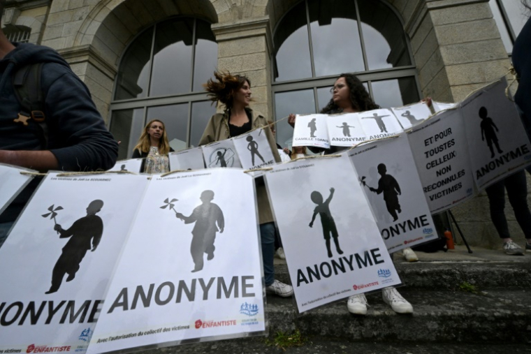 Manon Lemoine (c), porte-parole des victimes de l'ex-chirurgien pédocriminel Joël Le Scouarnec, lors d'une manifestation devant le tribunal de Vannes, le 28 mai 2025 dans le Morbihan ( AFP / Damien Meyer )