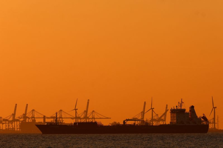 Infrastructures pétrolières et transport maritime le long du littoral méditerranéen