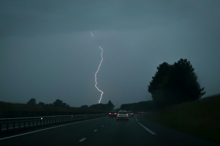 Un orage au-dessus de l'autoroute A13 à hauteur de Hougate (Calvados) le 13 juin 2025 ( AFP / LOU BENOIST )