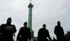 Des policiers déployés place de la Bastille à Paris avant une nouvelle manifestation pour le pouvoir d'achat et la défense des services publics, le 24 octobre 2026  ( AFP / Dimitar DILKOFF )