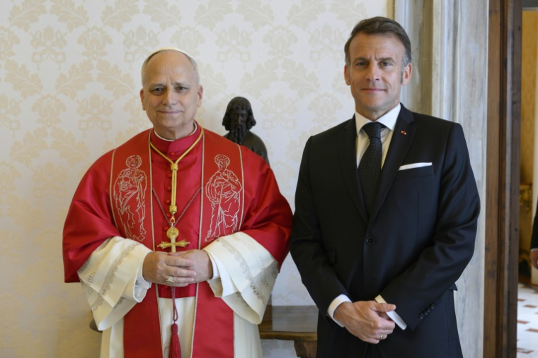 Photographie fournie le 10 avril 2026 par le service de presse du Vatican du pape Léon XIV et du président de la République Emmanuel Macron ( VATICAN MEDIA / Handout )