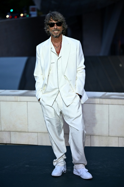 Le styliste et grand couturier italien Pierpaolo Piccioli pose sur le tapis rouge à la Fondation Louis Vuitton à Paris, le 25 juillet 2024 ( AFP / JULIEN DE ROSA )
