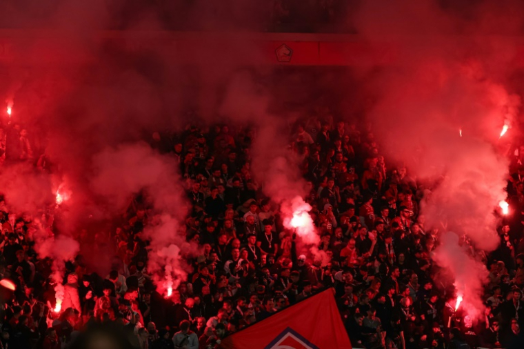 Fumigènes allumés par les supporters de Lille lors du derby contre Lens, le 4 avril 2026 au stade Pierre-Mauroy ( AFP / Sameer Al-DOUMY )