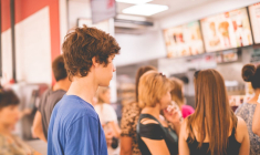 (Pour guider financièrement votre adolescent à la rentrée, optez pour l'Offre Freedom en toute confiance - Visuel Adobe Stock)