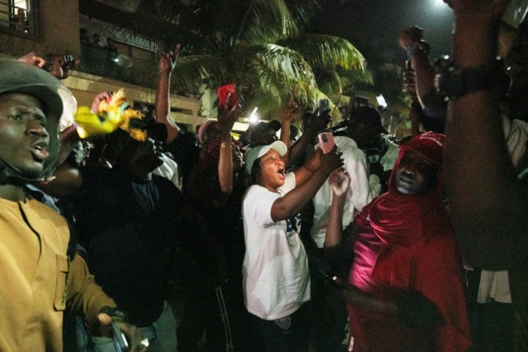 Des partisans d'Ousmane Sonko se rassemblent pour manifester devant son domicile à Dakar le 22 mai 2026, à la suite de sa révocation du poste de Premier ministre du Sénégal. ( AFP / SEYLLOU )