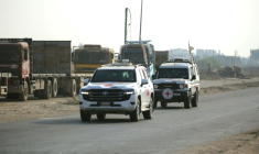 Des véhicules du Comité international de la Croix-Rouge (CICR) transportant le corps du soldat israélien Hadar Goldin, un jour après qu'il ait été retrouvé sous les décombres de maisons palestiniennes, à Deir al-Balah, le 9 novembre 2025 ( AFP / Eyad Baba )
