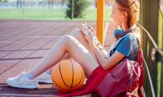 Chez les adolescents actifs, le risque de présenter des symptômes dépressifs est réduit de 20% à 30%. (crédit: Adobe Stock)