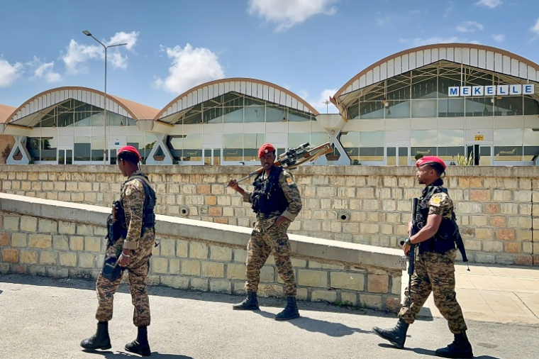 Des soldats de l'armée fédérale éthiopienne passent le 6 octobre 2026 devant l'aéroport Alula Aba Nega de Mekele, capitale régionale du Tigré, dans le nord de l'Ethiopie ( AFP / - )