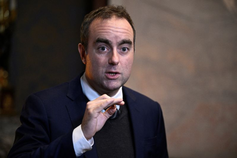 Le Premier ministre français Sébastien Lecornu s'adresse à la presse à l'issue d'une réunion avec des députés membres des commissions de défense, à Paris