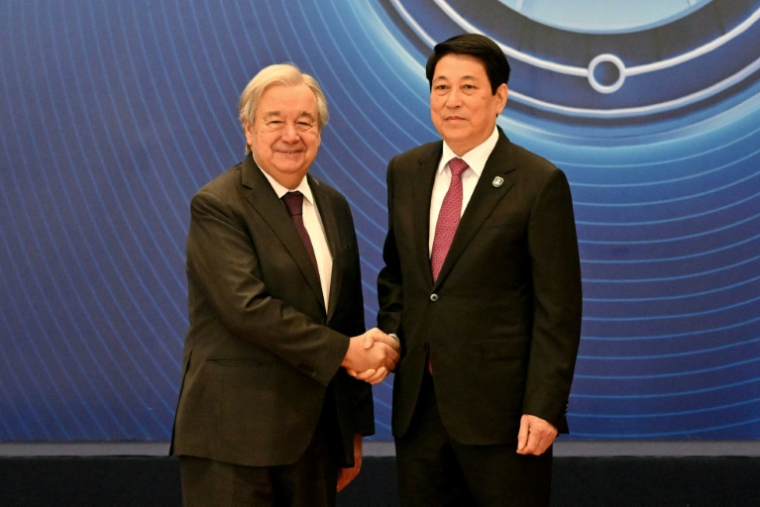 Le secrétaire général de l'ONU Antonio Guterres (à gauche) serre ma main du président vietnamien Luong Cuong (à droite) lors de la cérémonie de signature du premier traité des Nations Unies visant la cybercriminalité  à Hanoï le 25 octobre 2025. ( AFP / Nhac NGUYEN )