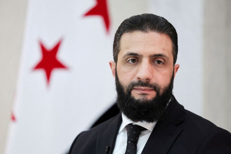 Le président intérimaire de la Syrie, Ahmed al-Sharaa, participe à une interview avec Reuters.