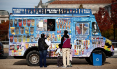 Des clients commandent des friandises glacées à un camion de glaces sur le National Mall à Washington, D.C.