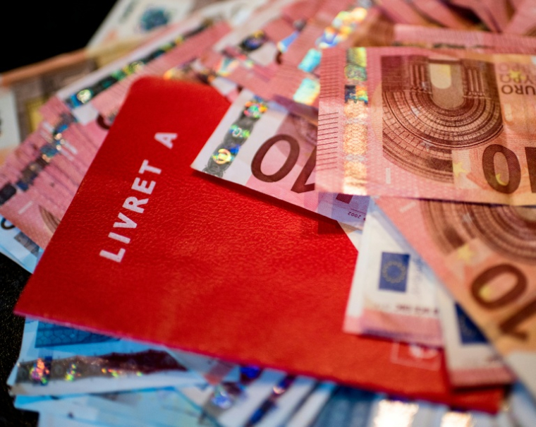 Les épargnants possédaient en novembre 161,8 milliards d'euros sur leur LDDS, 80,9 milliards d'euros sur leur LEP, réservé aux ménages ne dépassant un certain montant de revenus, et 438,9 milliards d'euros en Livret A, dont le taux d'intérêt, identique à celui du LDDS, est de 1,7% depuis août. ( AFP / Denis CHARLET )