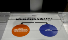 Une affiche à l'accueil d'un commissariat indiquant "Vous êtes victime de : viol ou agression sexuelle ou violence conjugale / Autre infraction" pour les victimes potentielles sans rendez-vous ou pour préciser leur grief, le 9 février 2024 à Bordeaux ( POOL / Ludovic MARIN )