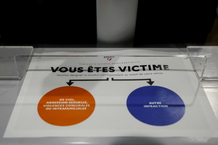Une affiche à l'accueil d'un commissariat indiquant "Vous êtes victime de : viol ou agression sexuelle ou violence conjugale / Autre infraction" pour les victimes potentielles sans rendez-vous ou pour préciser leur grief, le 9 février 2024 à Bordeaux ( POOL / Ludovic MARIN )