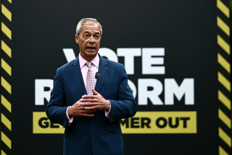 Le chef du parti Reform UK, Nigel Farage, participe à une séance photo à College Green, à Westminster, dans le centre de Londres, le 6 mai 2026 ( AFP / Henry NICHOLLS )