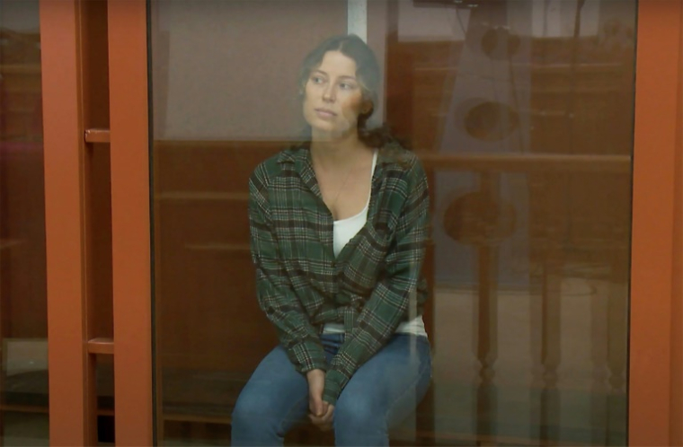 Image diffusée par le service de presse du tribunal régional de Sverdlovsk le 20 juin 2024 montrant la Russo-Américaine Ksenia Karelina assise dans une cage au tribunal régional de Sverdlovsk, à Iekaterinbourg ( Sverdlovsk regional Court press / HANDOUT )