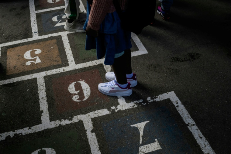 Une élève sur un jeu de marelle le jour de la rentrée 2025, le 1er septembre à Lyon ( AFP / JEFF PACHOUD )