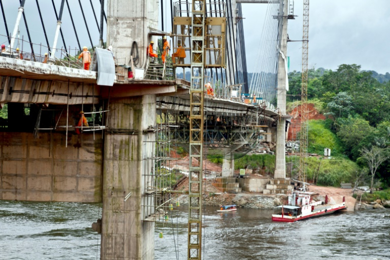 Des ouvriers travaillent sur le chantier du pont routier de l’Oyapock, à Saint-Georges-de-l’Oyapock, en Guyane, le 30 mai 2011 ( AFP / Jody AMIET )
