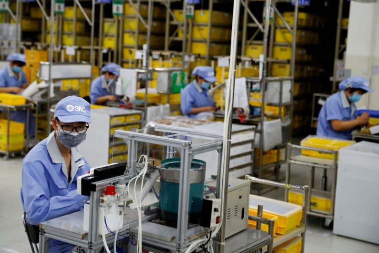 Photo d'archives des employés dans une usine du fabricant de composants SMC en Chine