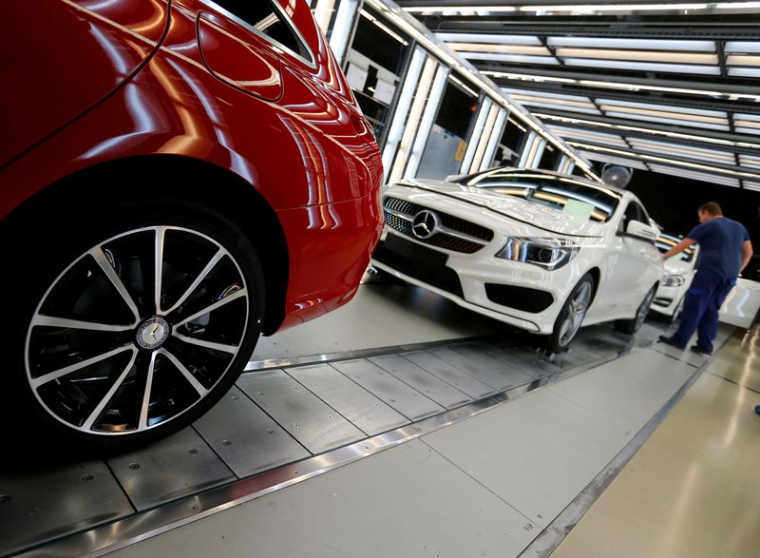 Des ouvriers inspectent des voitures sur la chaîne de montage de l'usine Mercedes de Daimler à Kecskemet, en Hongrie