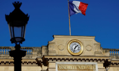 Un drapeau national français flotte au-dessus de l'Assemblée nationale à Paris, France