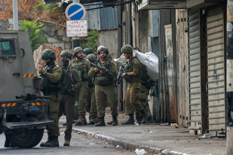 Des soldats israéliens lors d'une opération à Naplouse, en Cisjordanie occupée, le 27 août 2025 ( AFP / Jaafar ASHTIYEH )